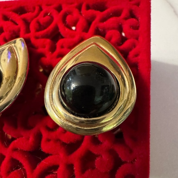 ⚜️3 for $30⚜️ Vintage Tear Drop Clip On Stud Earring (Black Cabochon) - Picture 8 of 9